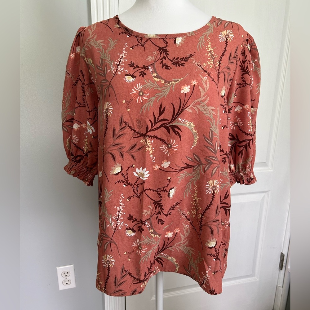 NWT Boutique “Les Amis” Floral Patterned Top with Puff Sleeves